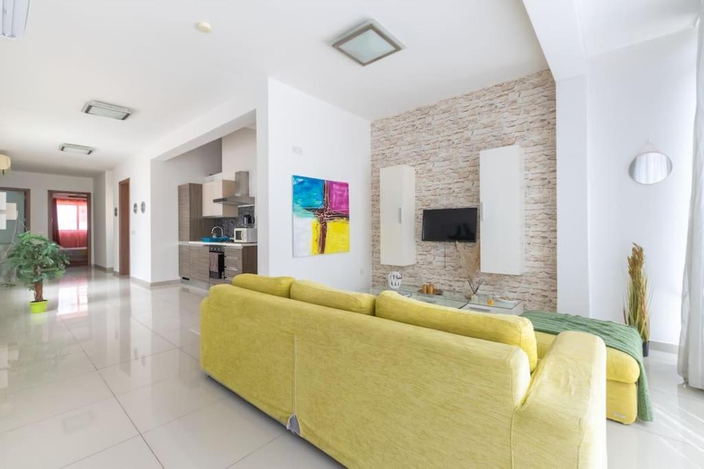Апартаменты Penthouse With Side Sea View