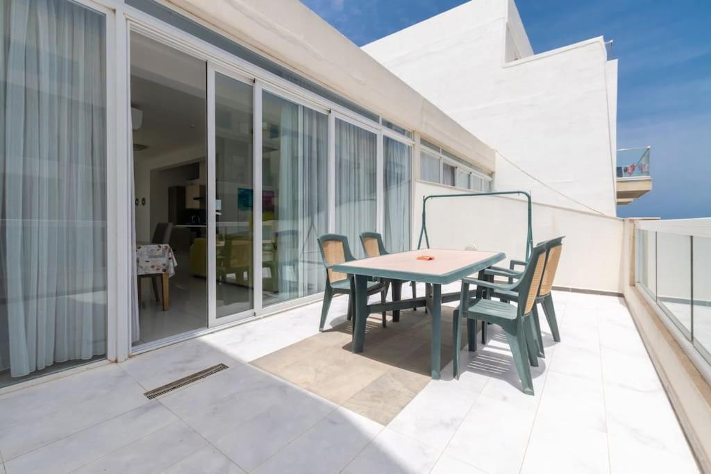 Апартаменты Penthouse With Side Sea View