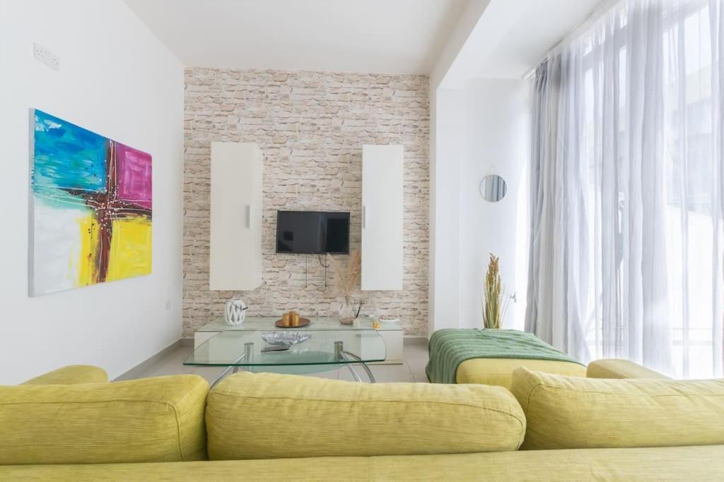 Penthouse With Side Sea View Апартаменты *