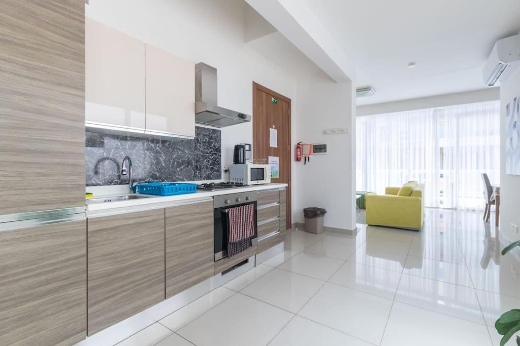Апартаменты Penthouse With Side Sea View Сент-Полс-Бей