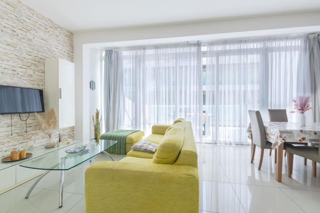 Penthouse With Side Sea View Апартаменты *
